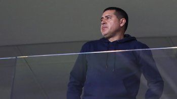 Riquelme mirado de reojo por hinchas de Boca en la Bombonera Riquelme mirado de reojo por hinchas de Boca en la Bombonera