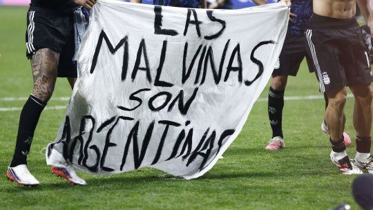 La selección argentina muestra una bandera con la frase las Malvinas son Argentinas tras la victoria del partido de semifinal contra Inglaterra del Mundial 2026.