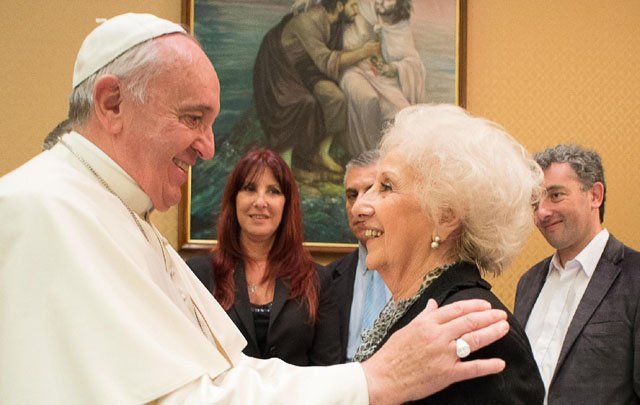 Estela de Carlotto con Francisco, en una imagen de su encuentro anterior (Foto archivo NA).