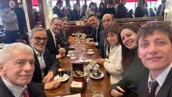 El gabinete de Milei en una charla de café tras el ascenso de Guillermo Francos como ministro coordinador. El gabinete de Milei en una charla de café tras el ascenso de Guillermo Francos como ministro coordinador.