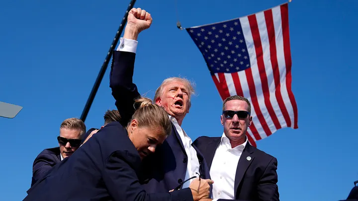 El expresidente Trump, Rodeado por agentes del Servicio Secreto en un acto de campaña, el sábado 13 de julio de 2024, en Pensilvania. tras el ataque en su contra (Foto AP/Evan Vucci) El expresidente Trump, Rodeado por agentes del Servicio Secreto en un acto de campaña, el sábado 13 de julio de 2024, en Pensilvania. tras el ataque en su contra (Foto AP/Evan Vucci)
