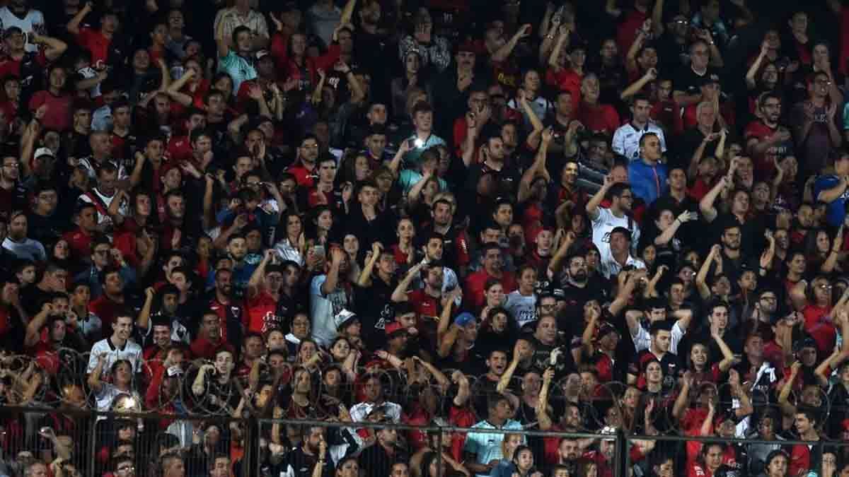 Colón de Santa Fe le aplicó el derecho de admisión a 16 barras que querían ingresar a su estadio sin entradas en la previa del partido ante Agropecuario. Colón de Santa Fe le aplicó el derecho de admisión a 16 barras que querían ingresar a su estadio sin entradas en la previa del partido ante Agropecuario.