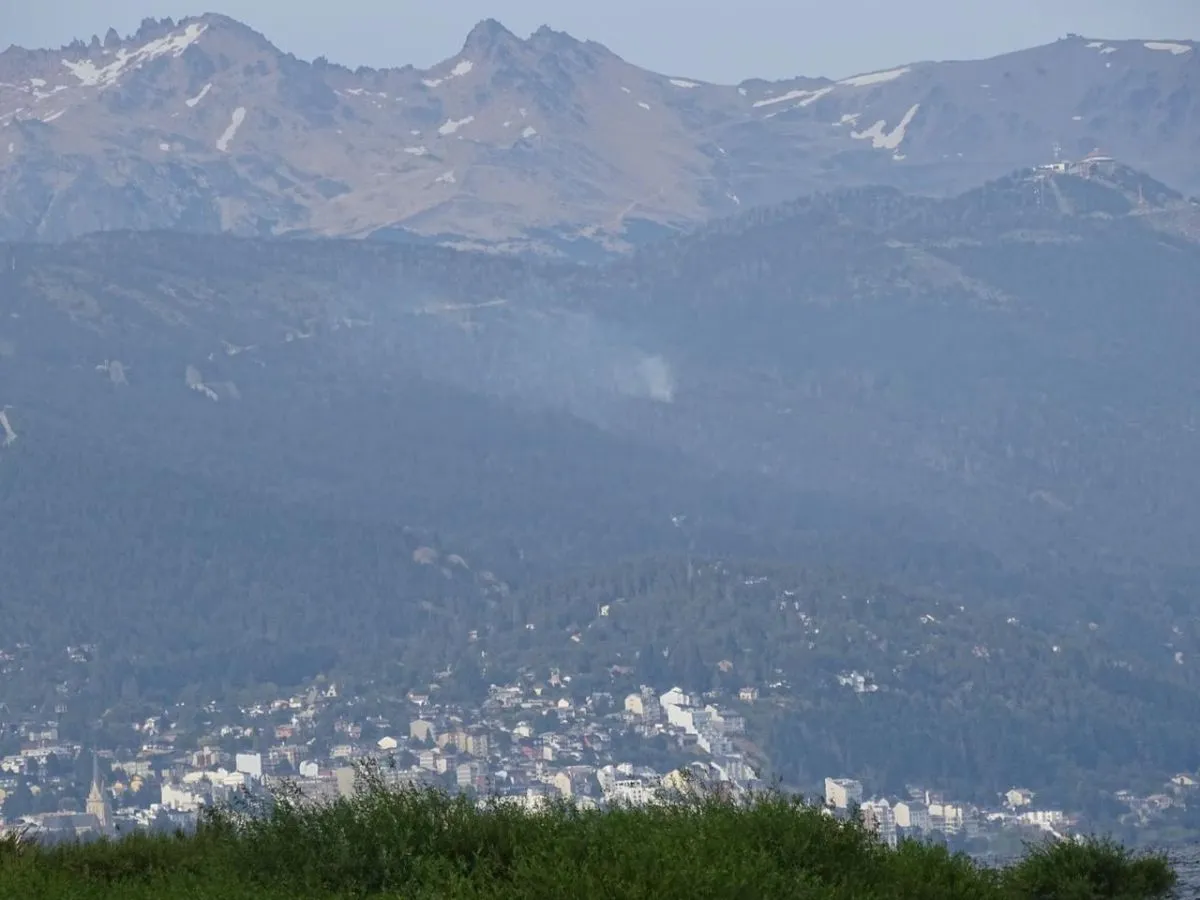 Combaten un principio de incendio en el cerro Otto, que sorprendió a Bariloche esta mañana. Combaten un principio de incendio en el cerro Otto, que sorprendió a Bariloche esta mañana. 