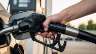 La decisión de postergar la suba de estos impuestos permite evitar una presión adicional sobre los precios de los combustibles en noviembre.