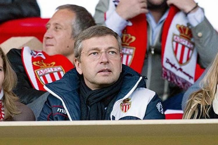 Dmitry Evgenevich Rybolovlev siguiendo un partido de su AS Mónaco.