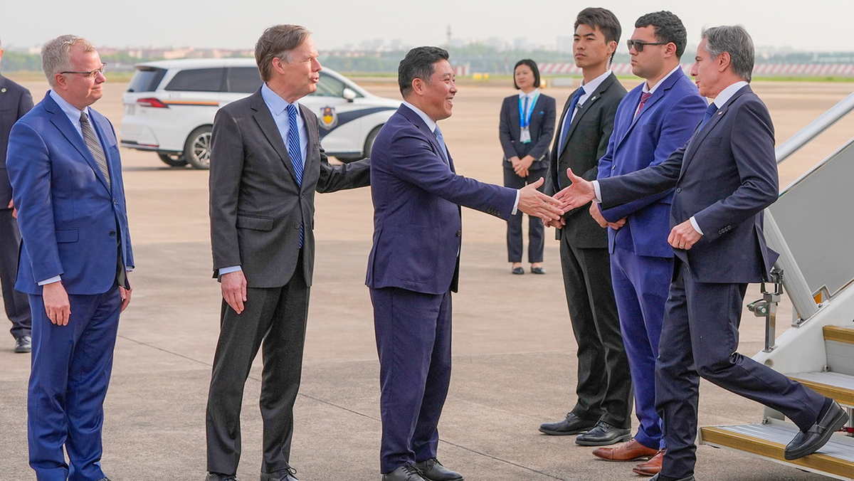 Antony Blinken es recibido a su llegada en Shangh&aacute;i por Kong Fuan, director de la Oficina de Asuntos Exteriores local; el embajador estadounidense en China, Nicholas Burns, y el c&oacute;nsul general de EE.UU. en Shangh&aacute;i | Gentileza RT