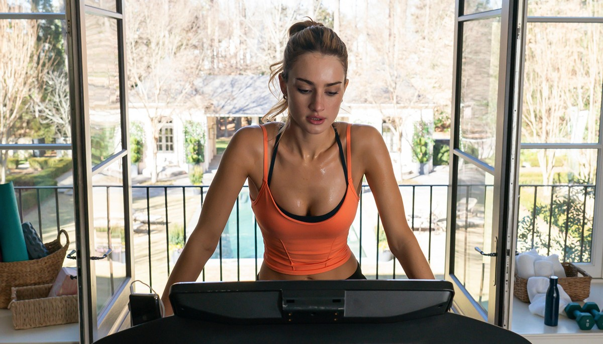 La serie sigue a una pareja de amantes durante ocho años, mostrando cómo su relación afecta a todos a su alrededor. La serie sigue a una pareja de amantes durante ocho años, mostrando cómo su relación afecta a todos a su alrededor.