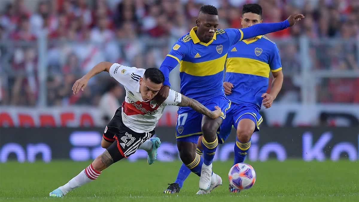 River está casi clasificado a los cuartos de final de la Copa de la Liga Profesional ya que es puntero de su zona aunque Boca no se queda atrás y sueña. River está casi clasificado a los cuartos de final de la Copa de la Liga Profesional ya que es puntero de su zona aunque Boca no se queda atrás y sueña.