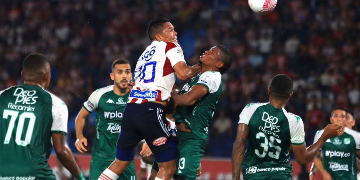 Carlos Bacca gana en el cabezazo en la victoria de Junior
