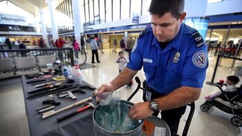 Dos meses después de los atentados del 11S, el entonces presidente de USA George W. Bush firmó una ley que creaba la Administración de Seguridad del Transporte (TSA, por sus siglas en inglés). Dos meses después de los atentados del 11S, el entonces presidente de USA George W. Bush firmó una ley que creaba la Administración de Seguridad del Transporte (TSA, por sus siglas en inglés).