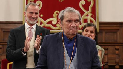 El impactante poema del venezolano que ganó Premio Cervantes