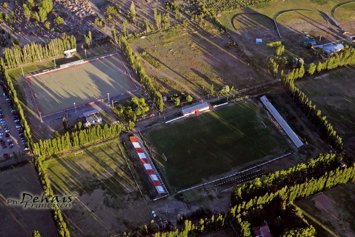 No es broma: estadio de fútbol La Chacra, en la ciudad de Neuquén. No es broma: estadio de fútbol La Chacra, en la ciudad de Neuquén.