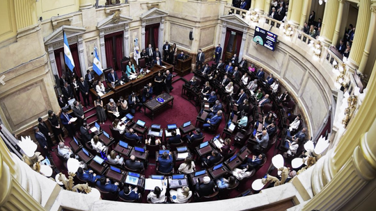 La sesión del Senado duró menos de una hora. La sesión del Senado duró menos de una hora.