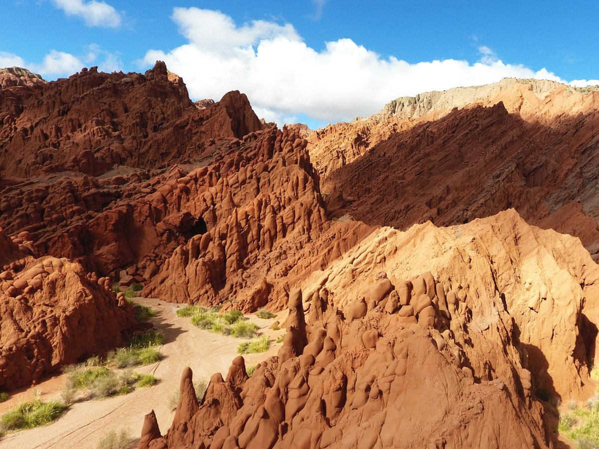 Hacer trekking en las Cuevas de Acsibi es una experiencia única para realizar en Salta. Foto: Viajando por Salta