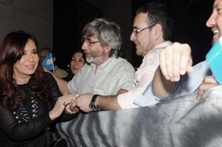 Cristina, en la madrugada de Brasilia, alentada por Unidos y Organizados (Foto Presidencia/Telam).