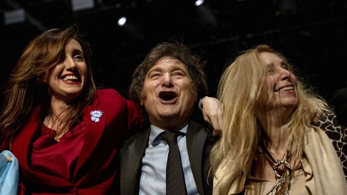 Javier Milei entre Victoria Villarruel y Karina Milei: Otros tiempos. Javier Milei entre Victoria Villarruel y Karina Milei: Otros tiempos.