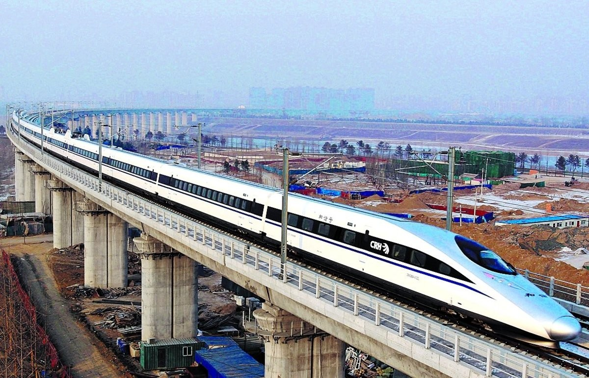 El nuevo tren de alta velocidad simboliza la modernización del transporte sudamericano bajo el sello de la ingeniería china. Esta tecnología en el proyecto ferroviario peruano enciende las alertas geopolíticas entre Donald Trump y Xi Jinping El nuevo tren de alta velocidad simboliza la modernización del transporte sudamericano bajo el sello de la ingeniería china. Esta tecnología en el proyecto ferroviario peruano enciende las alertas geopolíticas entre Donald Trump y Xi Jinping