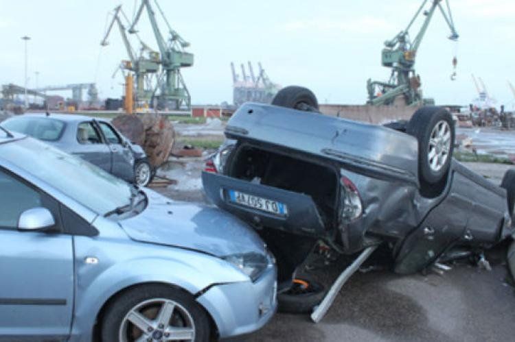 El tornado dió vuelta numerosos automóviles en el pueblo de Taranto