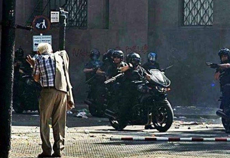 Esta es una de las imágenes más viralizadas en Twitter, sobre los incidentes y represión de las Fuerzas de Seguridad ayer (14/12) en inmediaciones del Congreso.