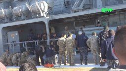 Equipo naval salva a mujer tras peligrosa caída.
