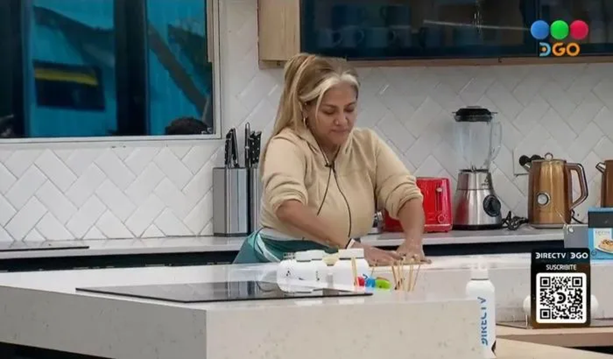 Gladys La Bomba Tucumana probó la masa que cocinaba con los dedos y siguió cocinando sin lavarse las manos. El video generó asco en redes y dejó a Telefe otra vez complicado. Foto: Captura Telefe Gladys La Bomba Tucumana probó la masa que cocinaba con los dedos y siguió cocinando sin lavarse las manos. El video generó asco en redes y dejó a Telefe otra vez complicado. Foto: Captura Telefe