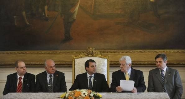 De izq. a der.: Enrique Cáceres (Yacyretá); Óscar Denis (el vice de Paraguay); Federico Franco; Franklin Boccia (Itaipú) y Heisele (ANDE), en Palacio de López. (Foto ABC Color).