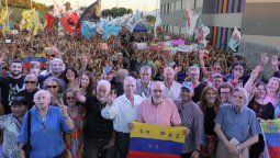 altText(Durán Barba, agradecido: Intendente ultra K inauguró una plaza en homenaje al chavismo)}