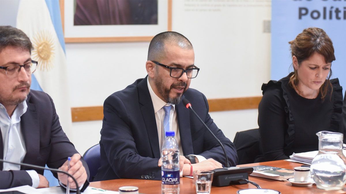 El vocero de la Presidencia de la Corte Suprema, Silvio Robles, se presentó ante la comisión de Juicio Político en calidad de testigo. El vocero de la Presidencia de la Corte Suprema, Silvio Robles, se presentó ante la comisión de Juicio Político en calidad de testigo.