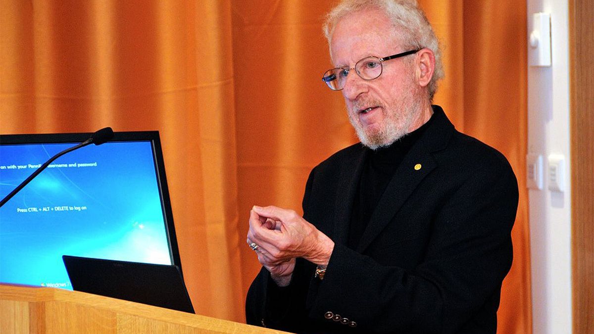 El físico estadounidense, Alan Heeger, se hizo famoso por transformar la electrónica global y revolucionó la tecnología moderna. El físico estadounidense, Alan Heeger, se hizo famoso por transformar la electrónica global y revolucionó la tecnología moderna.