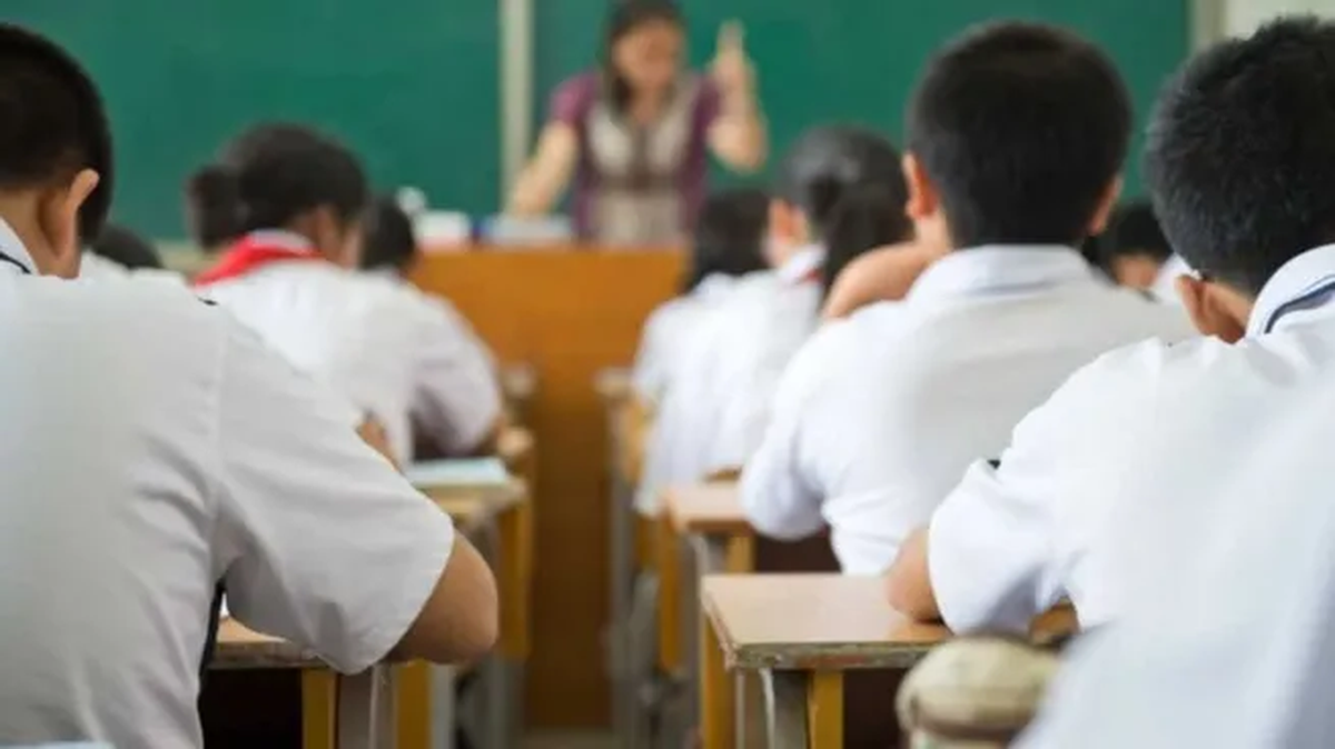 En Santa Fe se sostendrá el sistema mediante el cual se fijan los aranceles desde hace más de 20 años. Así, apenas un 6 % de las escuelas privadas no tienen tope para establecer el monto mensual que pagan las familias de los alumnos. El resto, deberá ajustarse a la grilla que calcula las cuotas en función del aporte estatal que reciben las instituciones y el salario docente. En Santa Fe se sostendrá el sistema mediante el cual se fijan los aranceles desde hace más de 20 años. Así, apenas un 6 % de las escuelas privadas no tienen tope para establecer el monto mensual que pagan las familias de los alumnos. El resto, deberá ajustarse a la grilla que calcula las cuotas en función del aporte estatal que reciben las instituciones y el salario docente.