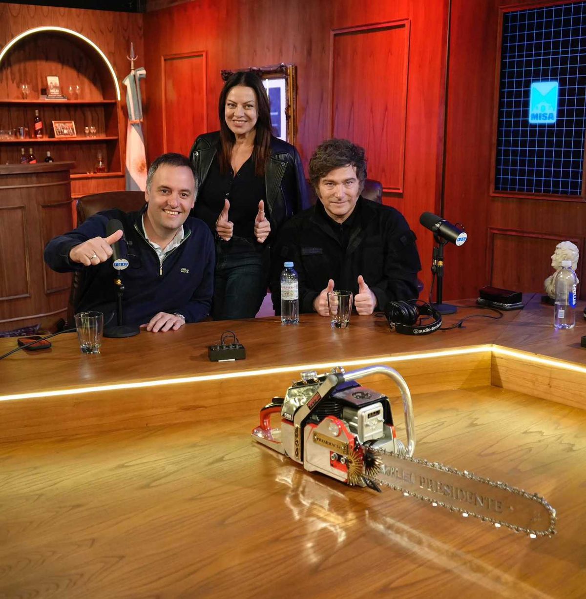 milei adorni pettovello.jpg