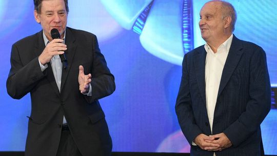 ElBanco Ciudad organizó un seminario orientado a los emprendedores y a las PYMESpara analizar la marcha del consumo y las nuevas generaciones. Imagen deGuillermo Laje, presidente del Banco Ciudad, y de Hernán Lombardi, ministro deDesarrollo Económico del Gobierno porteño. (Foto: Gentileza: Prensa BancoCiudad) ElBanco Ciudad organizó un seminario orientado a los emprendedores y a las PYMESpara analizar la marcha del consumo y las nuevas generaciones. Imagen deGuillermo Laje, presidente del Banco Ciudad, y de Hernán Lombardi, ministro deDesarrollo Económico del Gobierno porteño. (Foto: Gentileza: Prensa BancoCiudad)