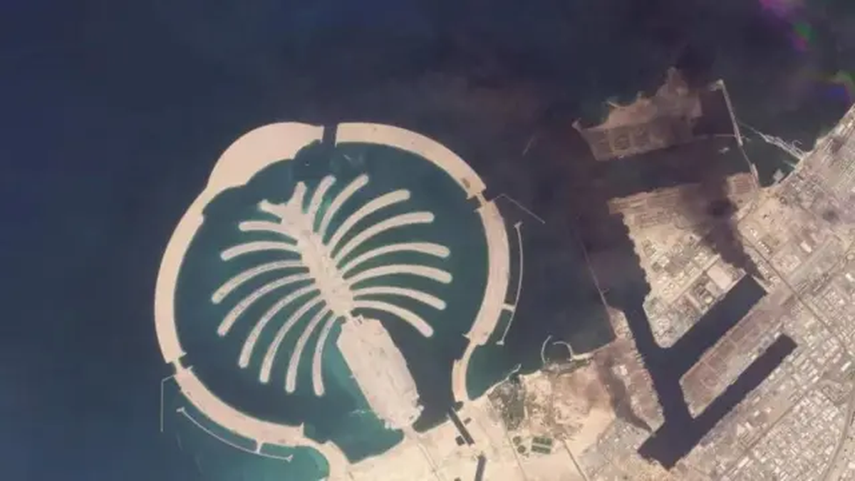 Daños en el puerto Jebel Ali de Dubái por la caída de los restos de un misil interceptado. | GENTILEZA BBC Daños en el puerto Jebel Ali de Dubái por la caída de los restos de un misil interceptado. | GENTILEZA BBC