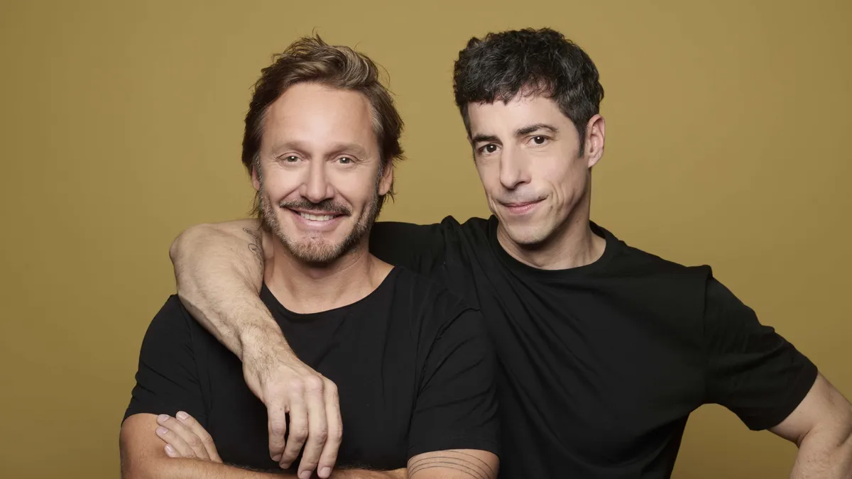 La obra llega al circuito comercial porteño para explorar el amor prohibido entre dos vaqueros en el interior rural de Estados Unidos . La obra llega al circuito comercial porteño para explorar el amor prohibido entre dos vaqueros en el interior rural de Estados Unidos .