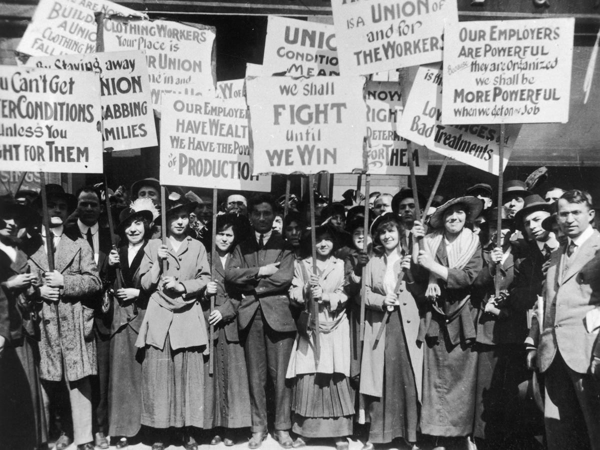 El 8 de marzo de 1911 se vivió una protesta impresionante, en la que miles de mujeres salieron a reclamar mejoras salariales y laborales. Un año después, más de 100 obreras en huelga perdieron la vida en un incendio dentro de su fábrica (que se atribuyó a sus propietarios). El 8 de marzo de 1911 se vivió una protesta impresionante, en la que miles de mujeres salieron a reclamar mejoras salariales y laborales. Un año después, más de 100 obreras en huelga perdieron la vida en un incendio dentro de su fábrica (que se atribuyó a sus propietarios).