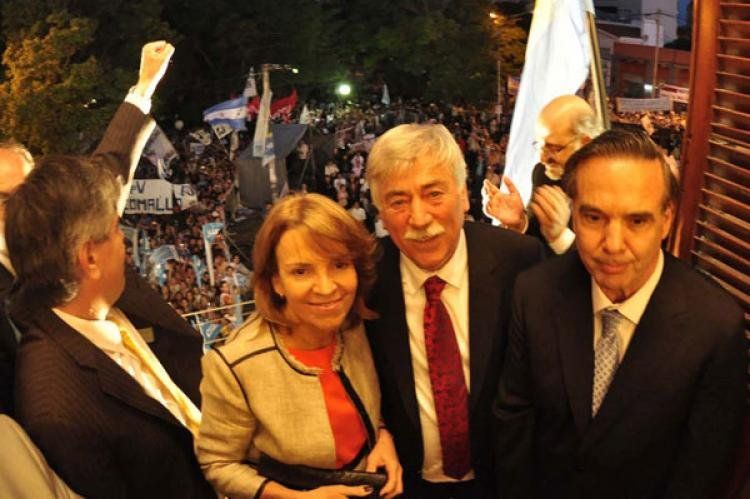 Carlos Soria al asumir como gobernador, junto a Freydoz y Pichetto. (Foto de archivo: Télam)