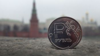 Rusia enfrenta un paquete de sanciones inédito, y el rublo lo sufre. Rusia enfrenta un paquete de sanciones inédito, y el rublo lo sufre.