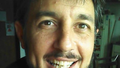 Quién es el hombre que le tiró un botellazo a Javier Milei