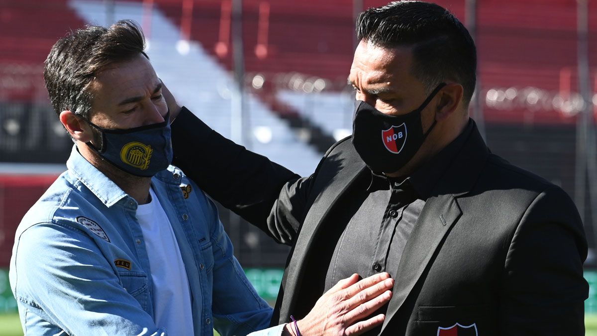 Saludo entre Fernando Gamboa y Cristi&aacute;n &ldquo;Kily&rdquo; Gonz&aacute;lez en la previa del cl&aacute;sico Newell&rsquo;s y Rosario Central. (Foto: T&eacute;lam)