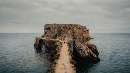 El Forte de São João Baptista, uno de los íconos de las Islas Berlengas, conectado a la Berlenga Grande por una estrecha pasarela de piedra. El Forte de São João Baptista, uno de los íconos de las Islas Berlengas, conectado a la Berlenga Grande por una estrecha pasarela de piedra.