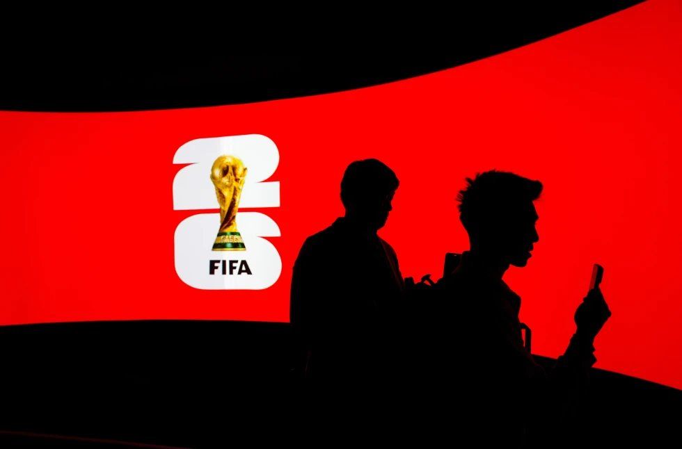 Varias personas aparecen silueteadas contra una pantalla de vídeo durante el lanzamiento de la gira del trofeo de la Copa Mundial de la FIFA en Vancouver, el viernes 10 de abril de 2026. Varias personas aparecen silueteadas contra una pantalla de vídeo durante el lanzamiento de la gira del trofeo de la Copa Mundial de la FIFA en Vancouver, el viernes 10 de abril de 2026.