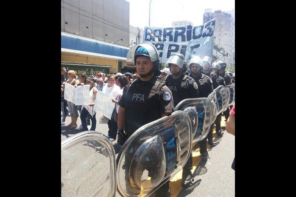 Gran operativo policial para escoltar la marcha de Barrios de Pie al Coto de Constitución. (Foto Twitter: @luisbernabeo)