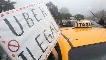 Uber vs taxistas y remiseros en la ciudad de Santa Fe. Uber vs taxistas y remiseros en la ciudad de Santa Fe.