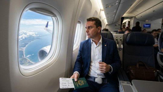 Imagen creada con IA de Flávio Bolsonaro huyendo en un vuelo hacia Estados Unidos.