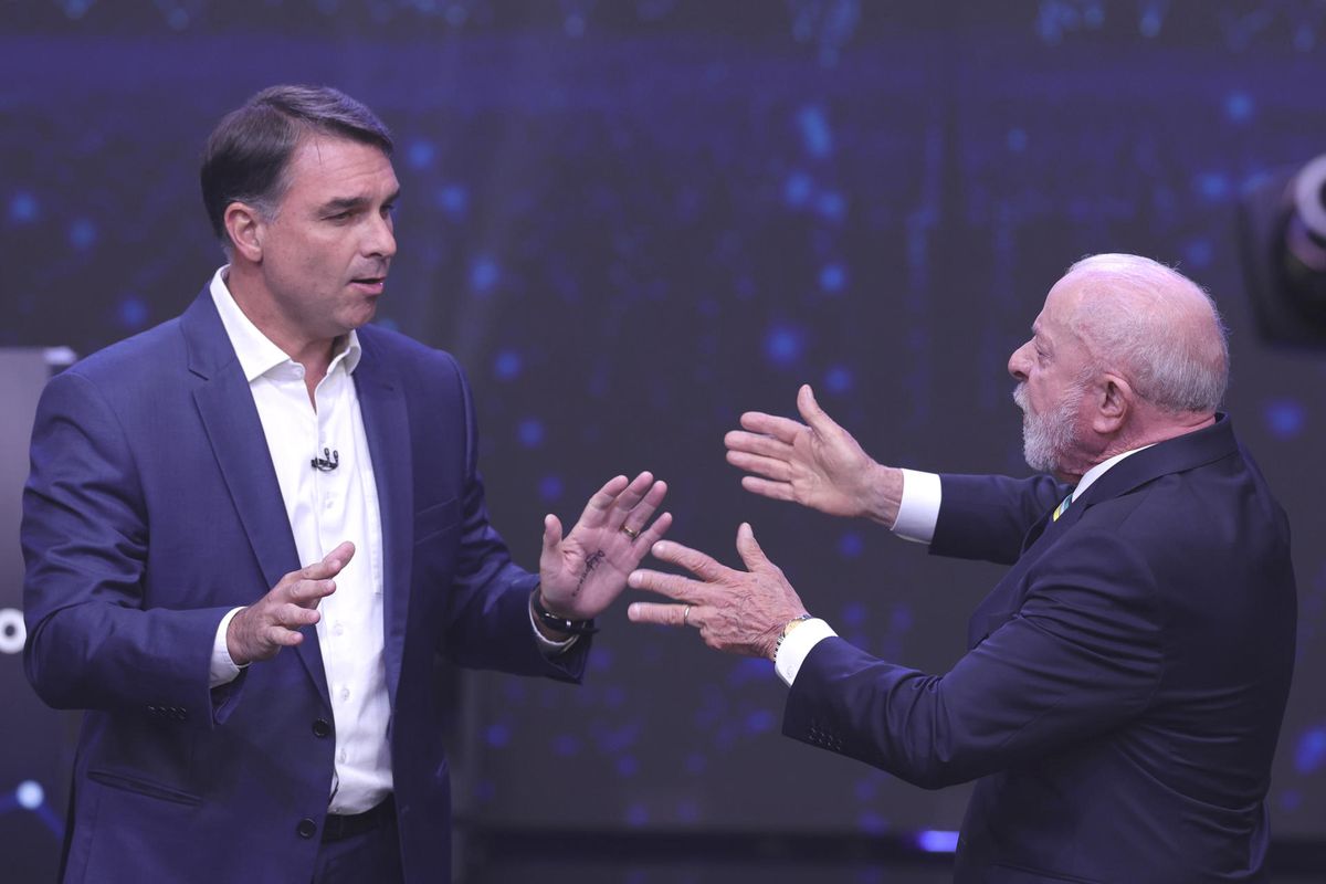 Flávio Bolsonaro y Lula da Silva en el debate presidencial. Flávio Bolsonaro y Lula da Silva en el debate presidencial.