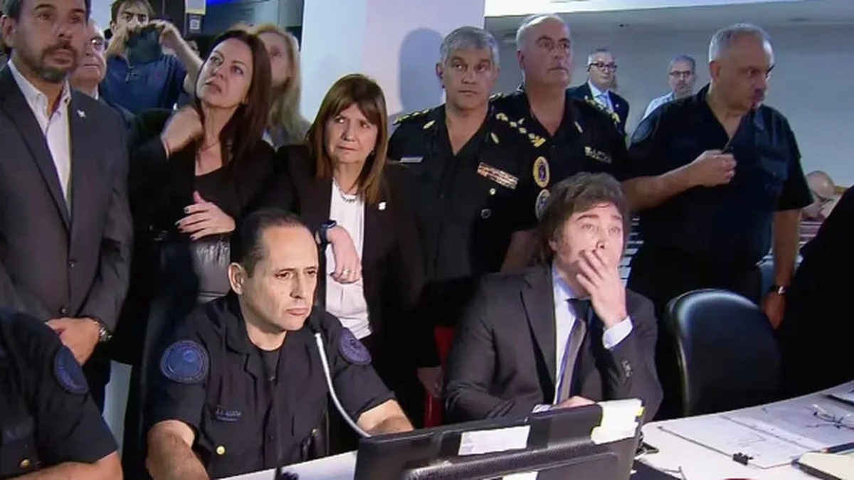 Mientras tanto, Javier Milei monitorea la situación de Rosario. Mientras tanto, Javier Milei monitorea la situación de Rosario. 