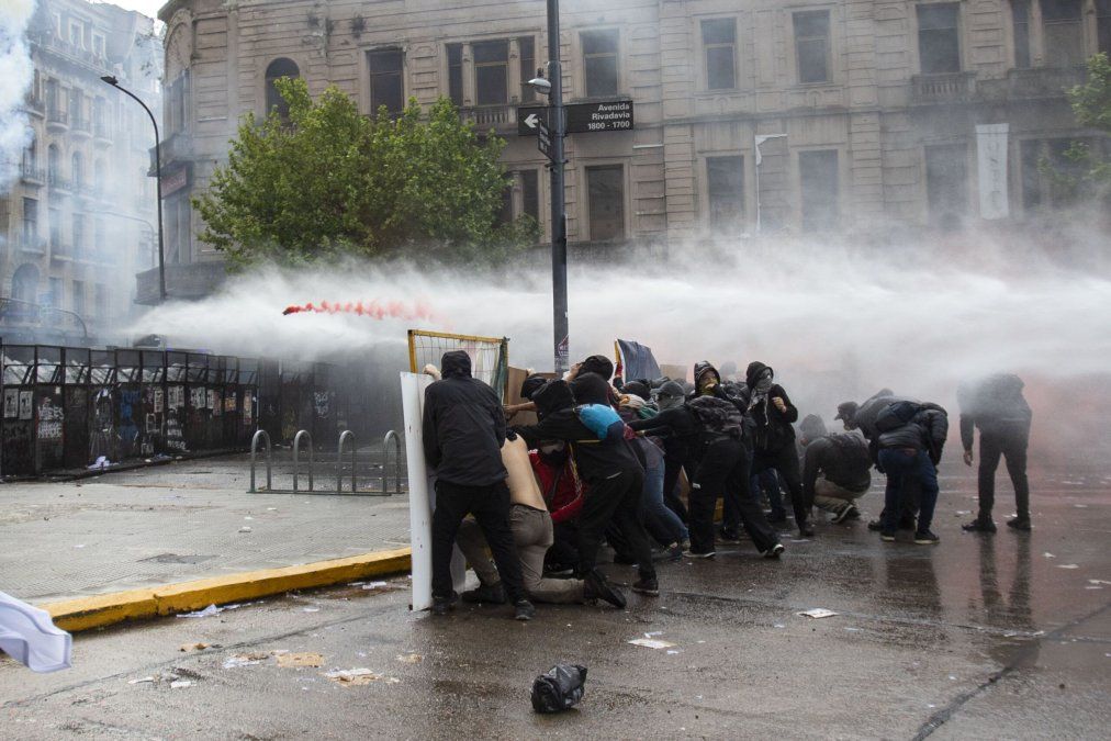 Incidentes y represión policial fuera del Congreso.