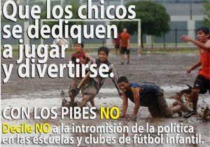 Un afiche realizado por los padres y entrenadores del club Olimpia repudia la presencia de La Cámpora (Foto: Diario Hoy)