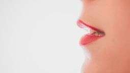 Expertos advierten que el sexo oral es el primer factor de riesgo de cáncer bucal.