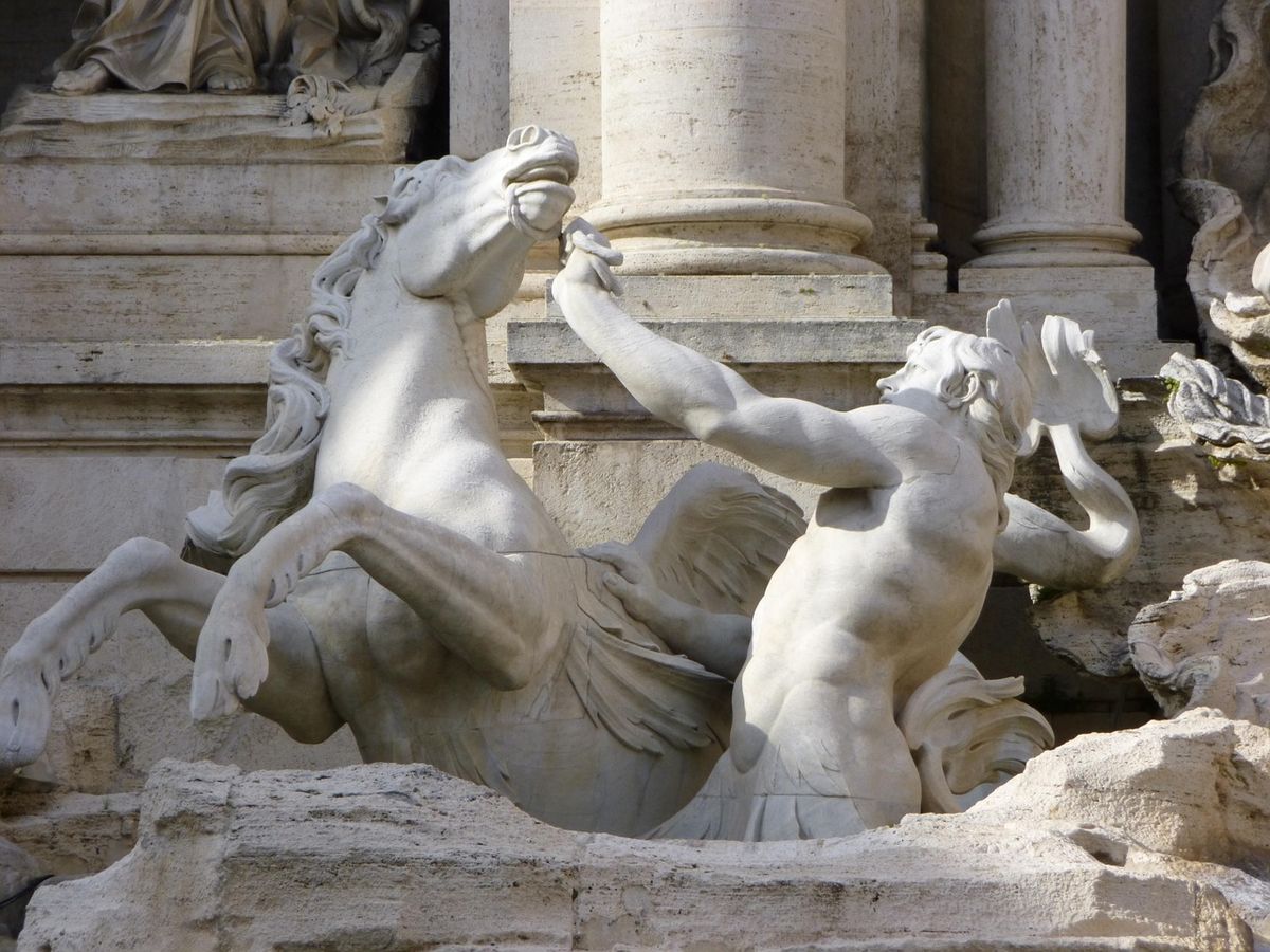 El jinete domina uno de los caballos marinos en el conjunto escultórico central de la Fontana di Trevi, símbolo del poder del océano en la obra barroca diseñada por Nicola Salvi en el siglo XVIII. El jinete domina uno de los caballos marinos en el conjunto escultórico central de la Fontana di Trevi, símbolo del poder del océano en la obra barroca diseñada por Nicola Salvi en el siglo XVIII.